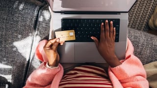 2b031c-20250606-a-person-with-dark-skin-buys-something-online-webp1400[1]