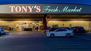The_front_of_a_Tony_s_Fresh_Market
