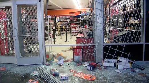 massive-mob-looters-stormed-ransacked-106666612[1]